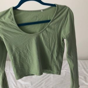 scoop neck long sleeve crop top